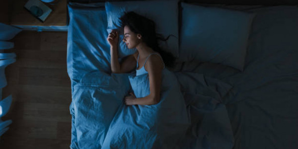 Descubre el Poder de ZzzQuil NATURA: Tu Complemento para Dormir Mejor